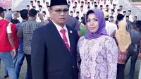 Ketua DPRD Kolaka Utara Mussakir Sarira berfoto bersama istri Andi Erni Astuti. (dok. istimewa)