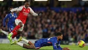 Eberechi Eze (Arsenal), kiri, berebut bola dengan Reece James (Chelsea) yang terjatuh dalam laga Premier League antara Chelsea dan Arsenal di London, Inggris, Minggu, 30 November 2025. (AP Photo/Ian Walton)