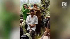 Kahiyang Ayu dan Bobby Nasution menjalani prosesi siraman pagi ini. Bobby menjalani prosesi siraman di Hotel Alila Solo