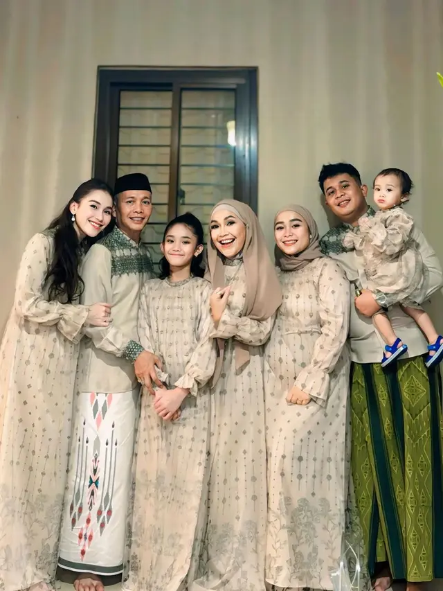 Ayu Ting Ting rayakan Lebaran bersama keluarga. [Foto: Instgram/ayutingting92]