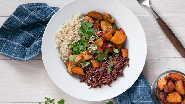 Ubi Jalar Panggang dan Salad Quinoa