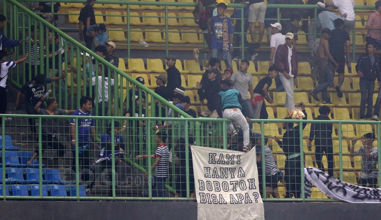 Bobotoh saling baku hantam pada laga Liga 1 2017 antara Bhayangkara FC melawan Persib Bandung di Stadion Patriot, Bekasi, Minggu (4/6/2017). Persib kalah 0-2. (Bola.com/Nicklas Hanoatubun)