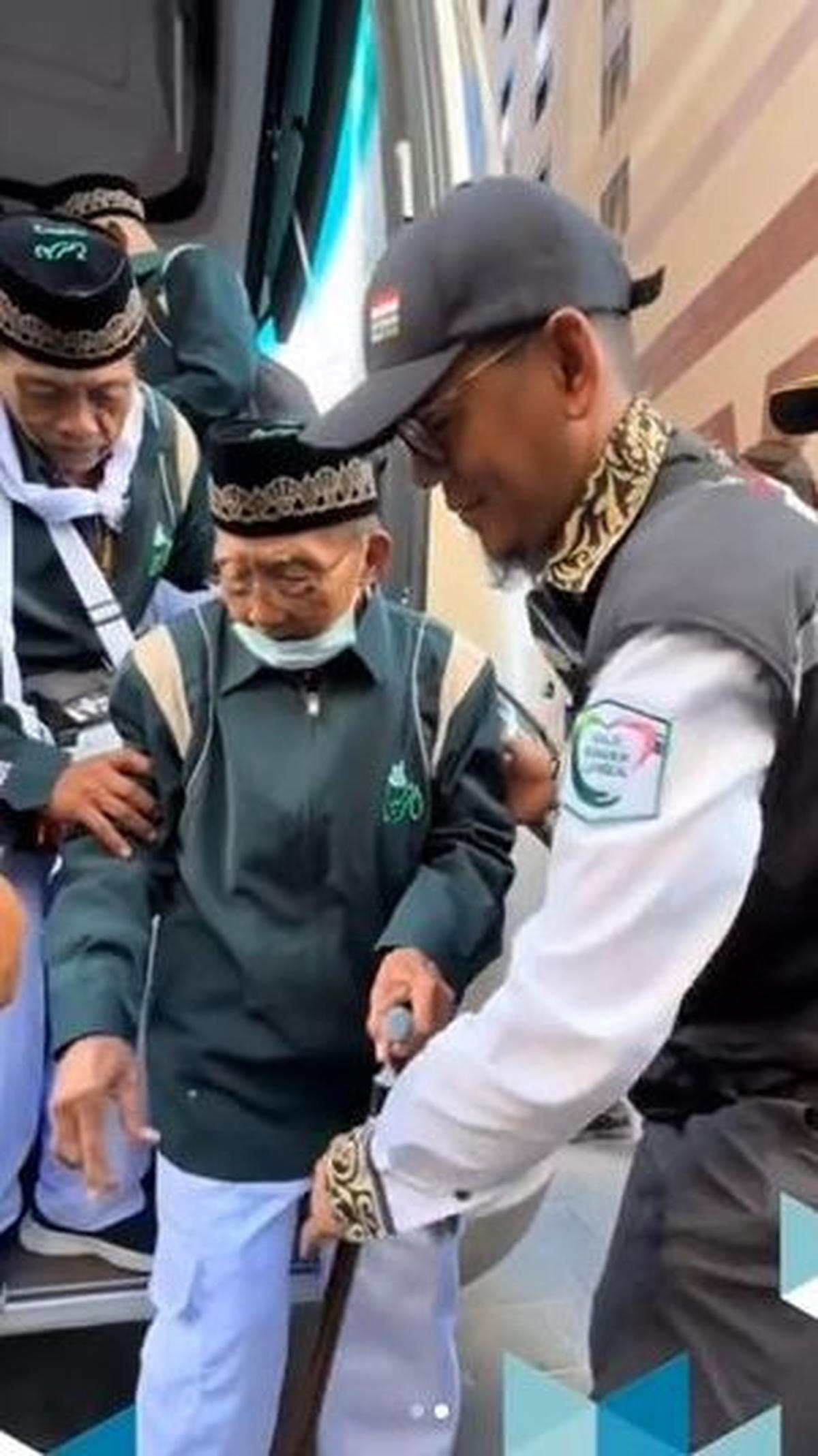 Namun siapa sangka, Mbah Hardjo sebenarnya bisa berjalan sendiri dengan tegap tanpa menggunakan kursi roda. <br>