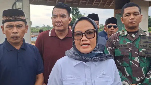 Bupati Lampung Timur, Ela Siti Nuryamah saat mengunjungi rumah duka Kades Braja Asri yang meninggal dunia usai diserang gajah liar