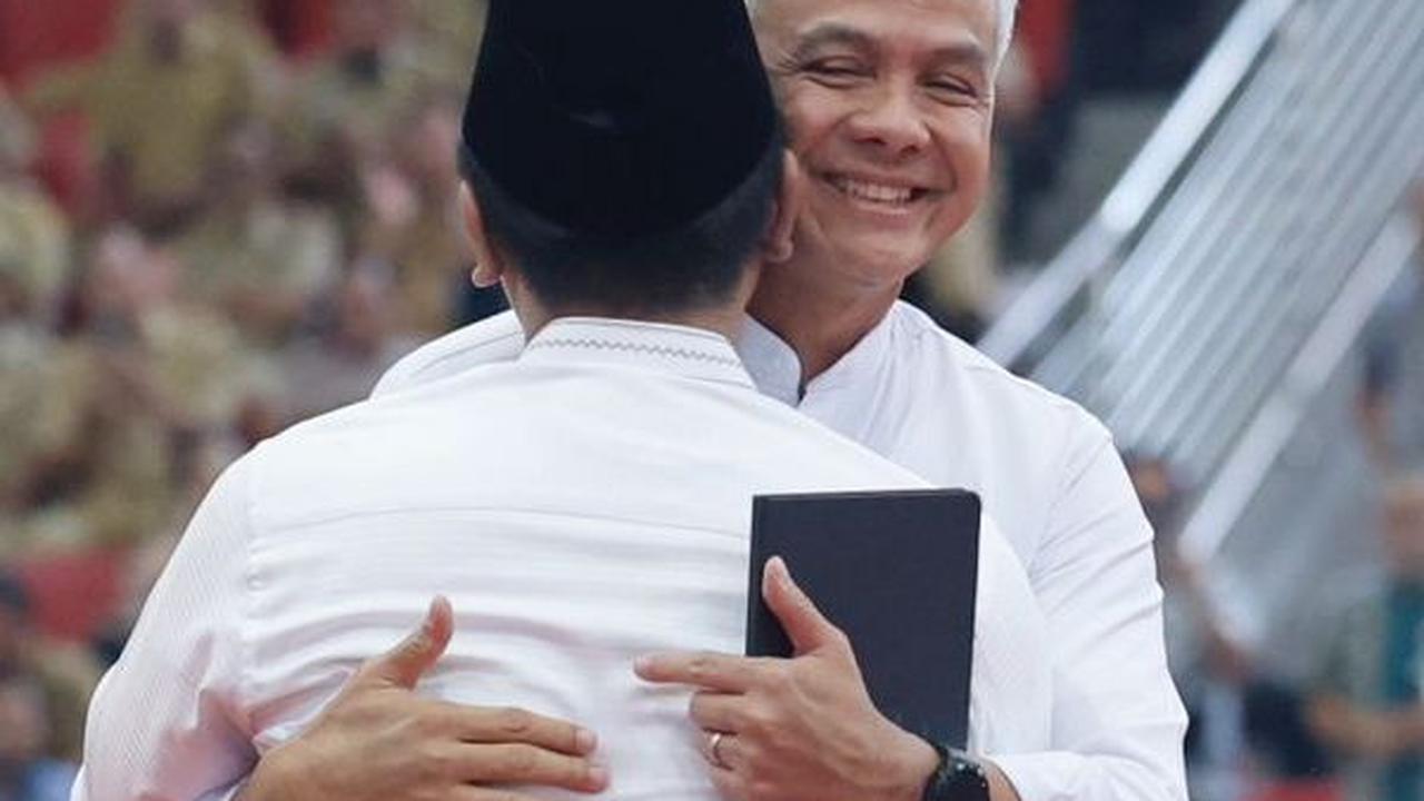 Momen Haru Ganjar dan Gus Yasin Berpelukan Erat saat Pamitan ke Warga Jateng