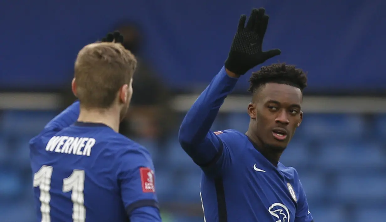 2. Callum Hudson-Odoi (Chelsea). Terinspirasi menjadi pemain sepakbola terkenal saat menjadi anak gawang dan berkesempatan berpegangan tangan dengan striker Barcelona Samuel Etoo saat berselebrasi usai mencetak hattrick ke gawang Manchester United pada 2014. (AFP/Ian Kington/Pool)