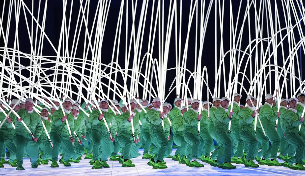 Para penari tampil saat upacara pembukaan Olimpiade Musim Dingin 2022 di Stadion Olimpiade, Beijing, China, Jumat (4/2/2022. (AP Photo/Jae C.Hong)