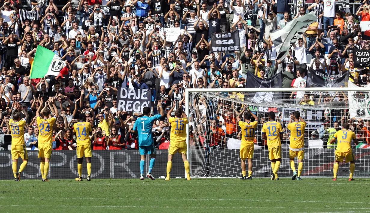 Para pemain Juventus merayakan kemenangan atas Sassuolo bersama fans pada lanjutan Serie A di  Stadio Citta del Tricolore, Reggio Emilia, Italia (17/9/2017). Juventus menang 3-1.  (Elisabetta Baracchi/ANSA via AP)