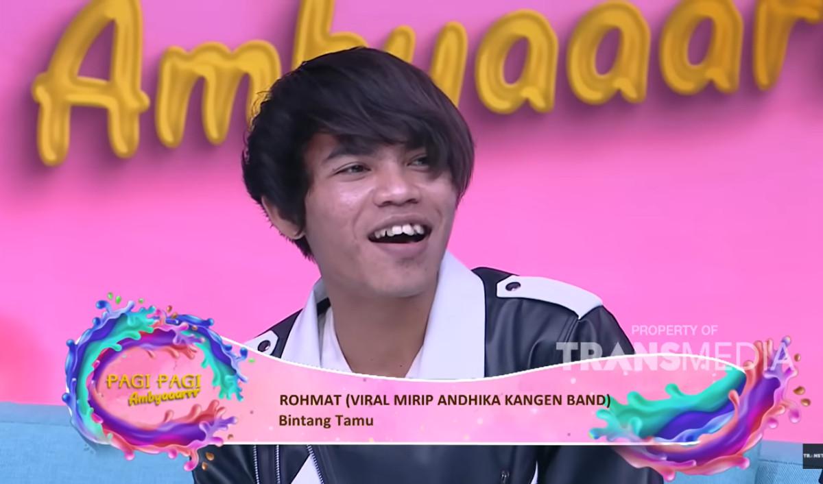 Rohmat sendiri mengaku jika dirinya memang aktif di media sosial. Hal itu membuat dirinya makin populer.