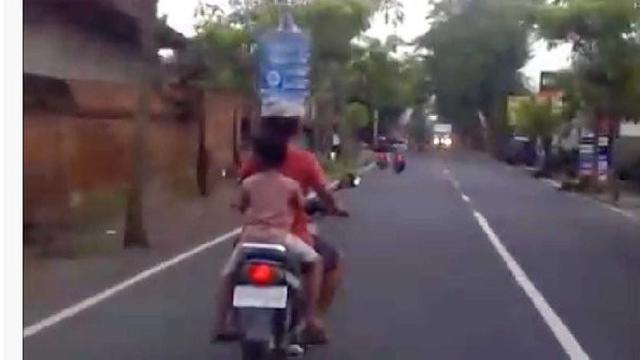 6 Potret Orang Bawa Barang Pakai Kepala Ini Bikin Heran