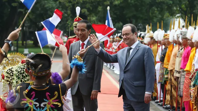 20170329-Jokowi Sambut Presiden Perancis Di Halaman Istana-Angga