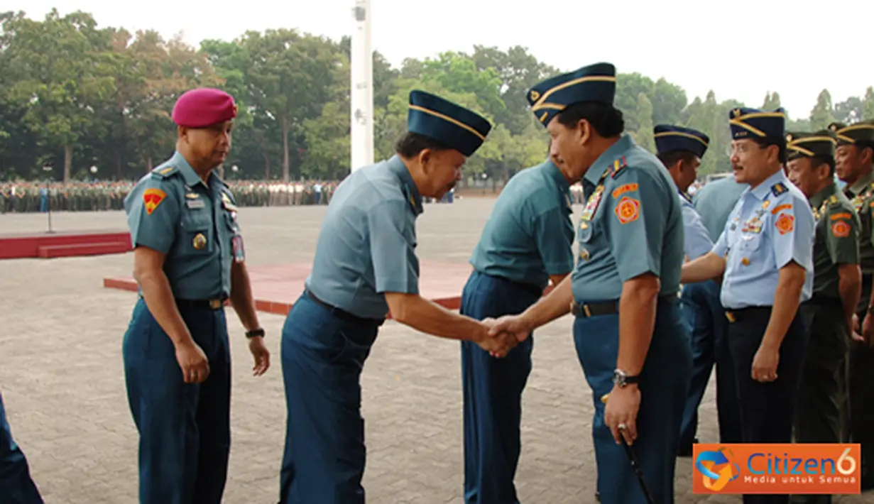 Citizen6, Jakarta: Panglima TNI Laksamana TNI Agus Suhartono, usai apel Pagi mengadakan acara halal bihalal bertempat di lapangan apel Mabes TNI, Cilangkap, Jakarta, Senin (27/8). (Pengirim: Badarudin Bakri).