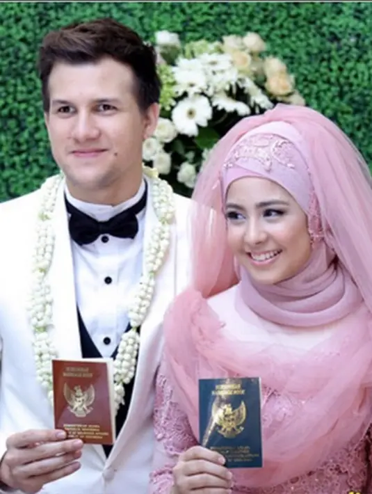 Stuart dan Risty menikah pada 19 April 2015 di Bogor, Jawa Barat. Namun, pada 20 Agustus 2015, Risty, yang sedang hamil muda, melayangkan gugatan cerai terhadap Stuart. (Via Instagram/@Stuartcollin)