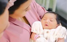 Tunjukkan Kebahagiaan Penuh Keharuan, Ini Potret Kiky Saputri dan Suami Gendong Baby Kayya