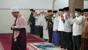 Gubernur Jawa Barat Ridwan Kamil sholat subuh berjamaah Masjid Jami Hidayatullah Syarief di Kecamatan Megamendung, Kabupaten Bogor.