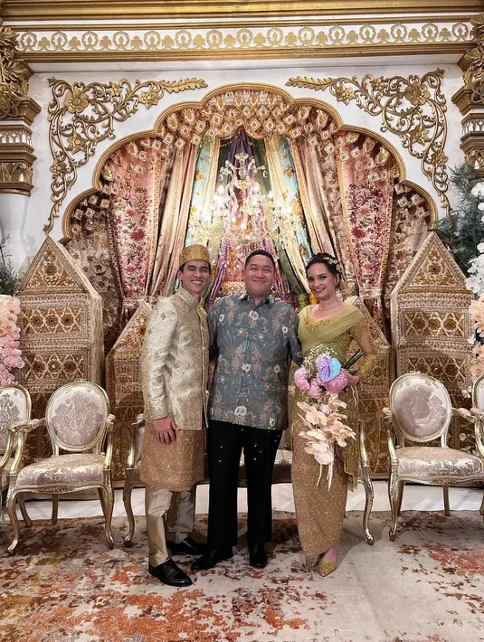 Kresna Julio hadir di pernikahan Enzy dan Molen mengenakan kemeja batik bernuansa biru.