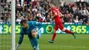 Ekspresi pemain Liverpool, James Milner, setelah mencetak gol ke gawang Swansea City dalam laga Premier League, di Liberty Stadium, Sabtu (1/10/2016). (Action Images via Reuters/John Sibley)