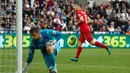 Ekspresi pemain Liverpool, James Milner, setelah mencetak gol ke gawang Swansea City dalam laga Premier League, di Liberty Stadium, Sabtu (1/10/2016). (Action Images via Reuters/John Sibley)