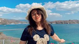 Menikmati waktu liburan di pantai, Aaliyah Massaid tampil santai dengan kaus yang dipadukan dengan celana jeans. Mengenakan topi putih, membuat penampilannya makin stylish. (Liputan6.com/IG/@aaliyah.massaid)