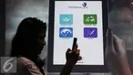 Pelajar mengoperasikan aplikasi Pandawa Care di Jakarta, Senin (25/4). Aplikasi berbasis OS Android itu memungkinkan masyarakat untuk berkonsultasi mengenai cara perlindungan anak dan melakukan pelaporan secara langsung. (Liputan6.com/Immanuel Antonius)