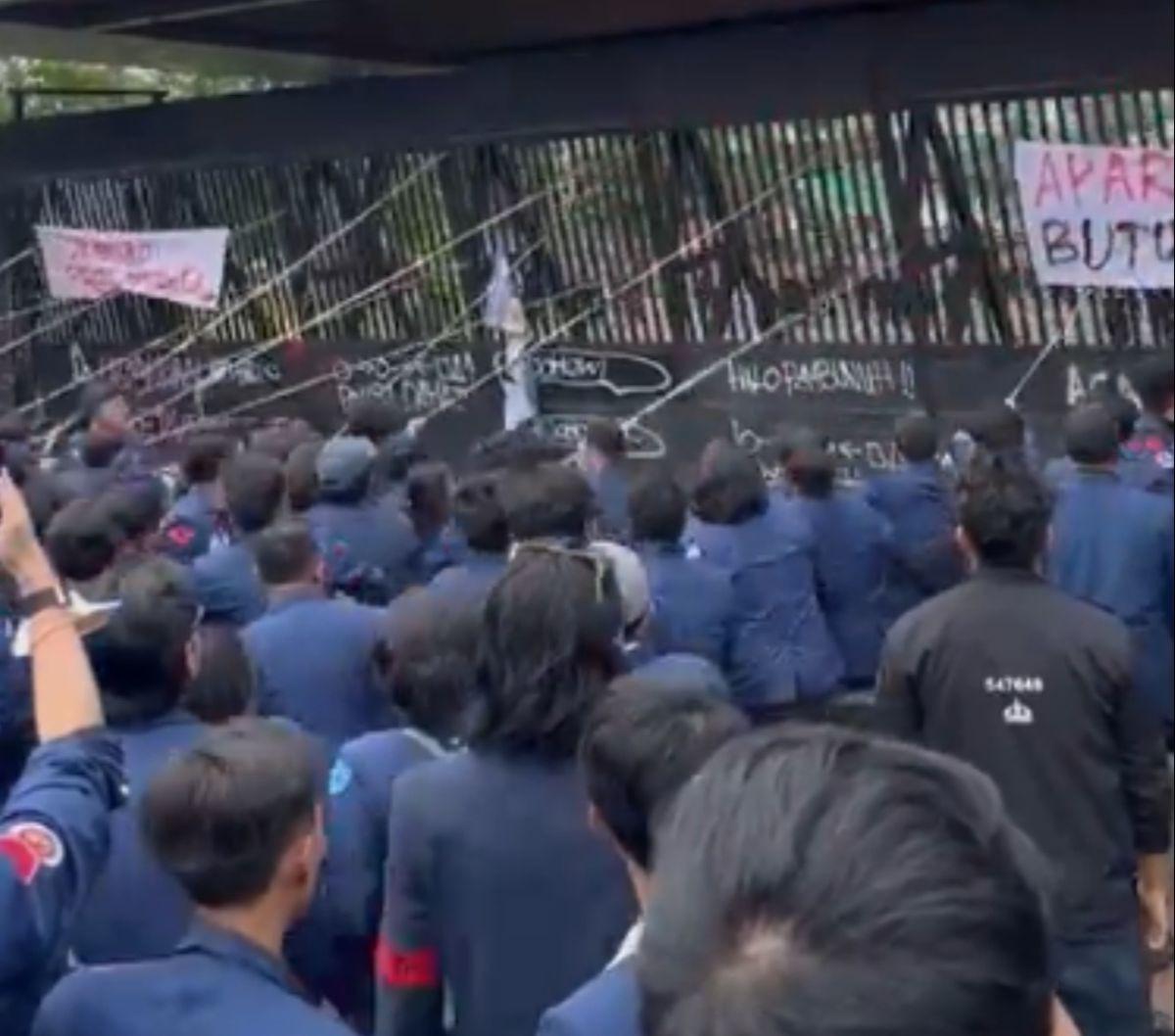 Mahasiswa Universitas Trisakti menjebol dan merobohkan gerbang belakang Gedung DPR, Jakarta, pada Kamis (22/8/2024). Aksi itu terjadi ketika ribuan mahasiswa Universitas Trisakti berunjuk rasa menolak pengesahan revisi UU Pilkada.&nbsp;Foto: Instagram/@ke