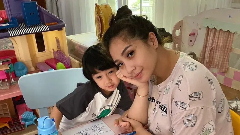 [Fimela] Rafathar dan Nagita Slavina