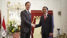 Presiden Joko Widodo berjabat tangan dengan Perdana Menteri Kerajaan Belanda Mark Rutte di Istana Merdeka, Jakarta, Rabu (23/11). Kunjungan PM Belanda di Istana Presiden ini dalam rangka menjalin kerja sama bilateral. (Liputan6.com/Faizal Fanani)