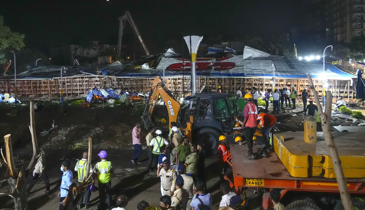 Sebuah operasi penyelamatan sedang berlangsung pada Selasa pagi, dan belum jelas berapa banyak orang yang mungkin masih terjebak. (AP Photo/Rafiq Maqbool)