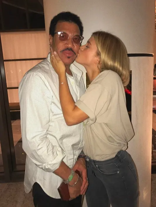 Sofia Richie sendiri adalah anak sang legenda musik, Lionel Richie. (instagram/sofiarichie)