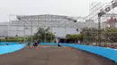 Para pekerja melakukan proses pembangunan Jakarta International E-Prix Circuit di kawasan Ancol, Jakarta, Selasa (17/5/2022). Federation Internationale de Automobile (FIA) Formula E Jakarta E-Prix menyatakan ajang balap mobil listrik pada 4 Juni mendatang diharapkan mampu memberi kontribusi positif terhadap kebangkitan ekonomi pascapandemi COVID-19 yang bakal dirasakan pelaku usaha dan masyarakat melalui Jakarta E-Prix. (Liputan6.com/Herman Zakharia)