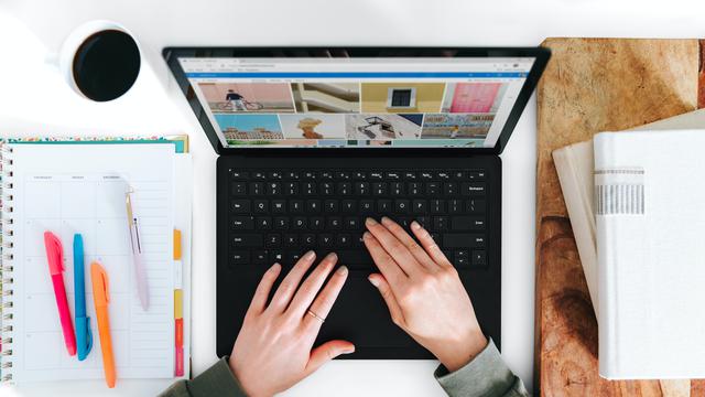 Ilustrasi mengetik di laptop