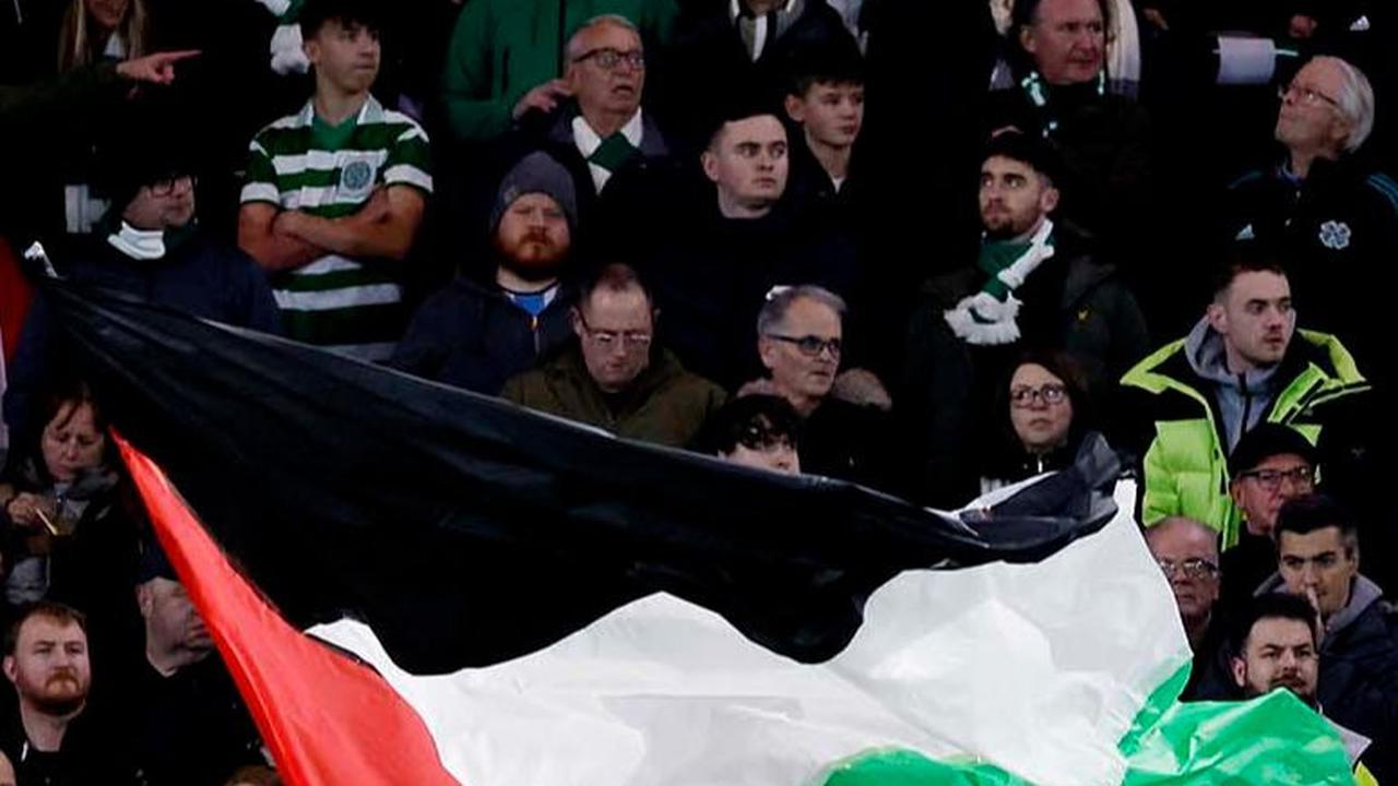 Para suporter yang memadati Stadion Celtic Park ini beramai-ramai mengibarkan bendera Palestina.