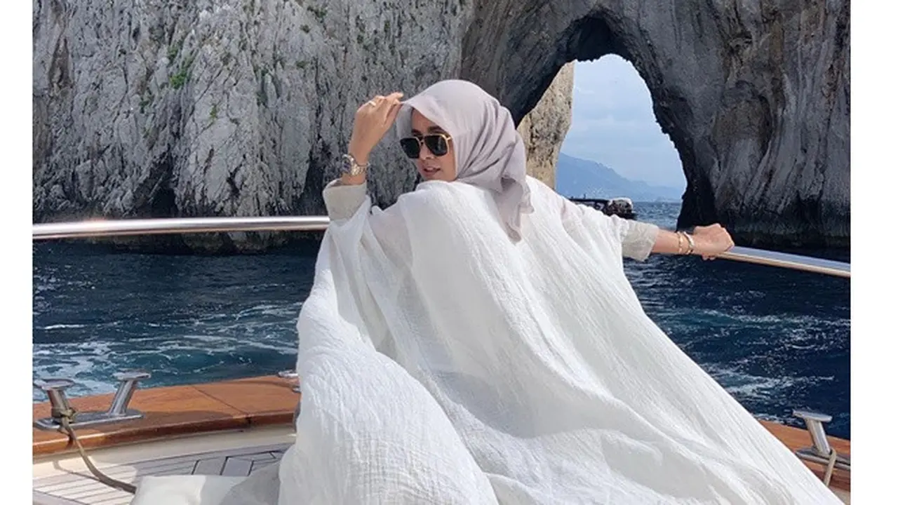 6 Gaya Fashion Olla Ramlan Saat Berlibur di Italia, Modis Banget