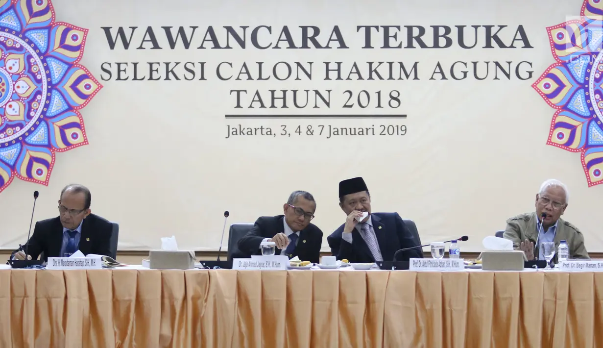 Tim penyeleksi saat seleksi wawancara calon hakim agung di Auditorium Gedung Komisi Yudisial, Jakarta, Kamis (3/1). Para calon hakim agung sebelumnya telah dinyatakan lulus seleksi kesehatan dan kepribadian. (Liputan6.com/Angga Yuniar)