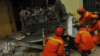 Petugas Damkar melakukan evakuasi pada mobil boks yang jatuh dari lantai 3 Pasar Cipulir, Jakarta, Selasa, (19/1/2016). Dua orang dikabarkan tewas dalam peristiwa tersebut. (Liputan6.com/Faisal R Syam)