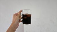 Minum kopi sebanyak dua hingga tiga cangkir sehari terbukti aman untuk kesehatan bahkan dapat mencegah dari penyakit jantung (Foto: Aditya Eka Prawira/Liputan6.com)