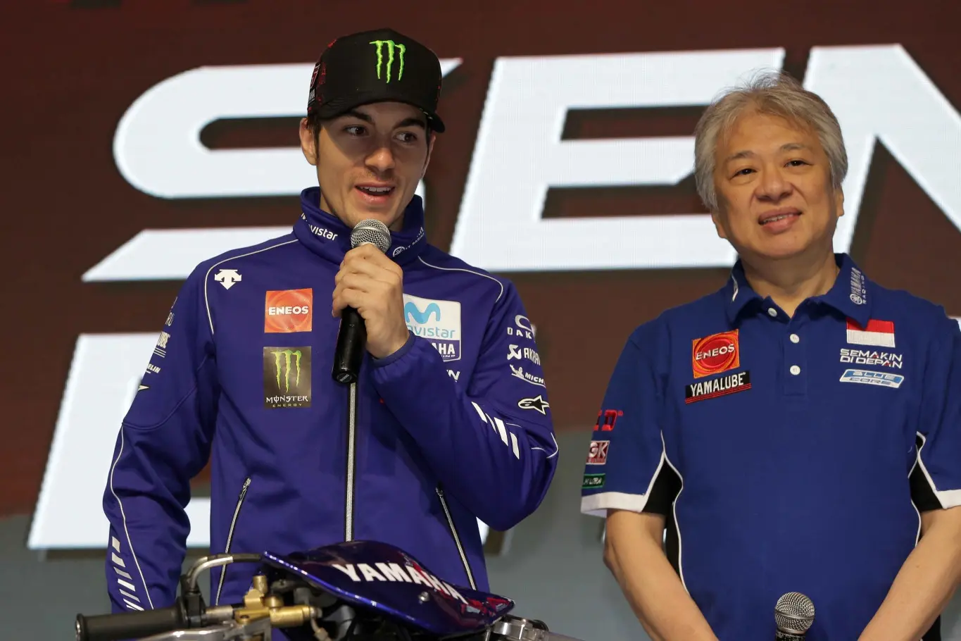 Maverick Vinales memberikan semangat kepada pebalap Indonesia saat peluncuran tim Yamaha Racing Indonesia di Jakarta, Jumat (26/1/2018). (Yamaha Racing Indonesia)