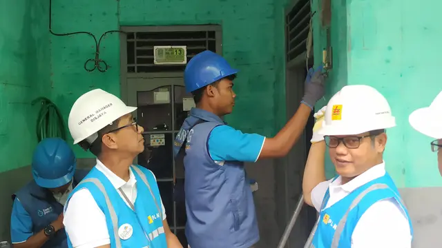 PT PLN (Persero) melakukan pemeriksaan instalasi 2.020 rumah yang terendam banjir di wilayah Jakarta, Bogor, Tanggerang dan Bekasi (Jabodetabek).