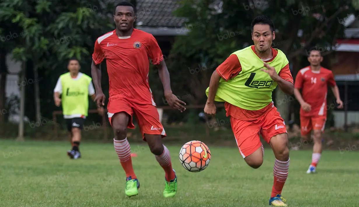 Pemain asing Persija Jakarta, Ishikayya Ryota dan Djibril Coulibaly (kiri), berebut bola saat latihan jelang laga TSC 2016 melawan Persela Lamongan di Lapangan Villa 2000, Tanggerang Selatan, Banten, Selasa (13/9/2016). (Bola.com/Vitalis Yogi Trisna)
