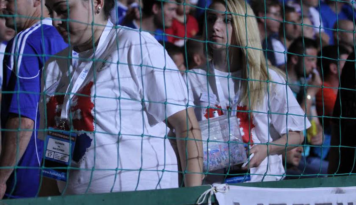 Tak hanya supporter yang cantik, ternyata panitia stadion juga memiliki paras yang jelita