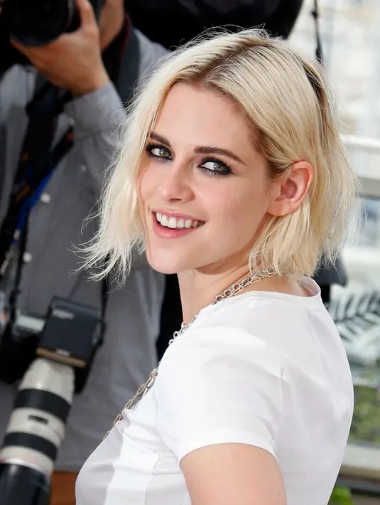 Senyum manis Kristen Stewart saat sesi pemotretan untuk film "Cafe Society" sebelum pembukaan Festival Film Cannes ke-69 di Cannes, Prancis, 11 Mei 2016. Kristen Stewart tampil dengan busana serba putih. (REUTERS / Regis Duvignau)