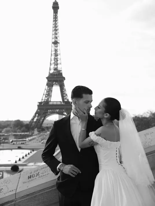 Berlatar Menara Eiffel yang romantis, keduanya tampil serasi dalam busana pengantin bergaya klasik [@jennifercoppenreal20]