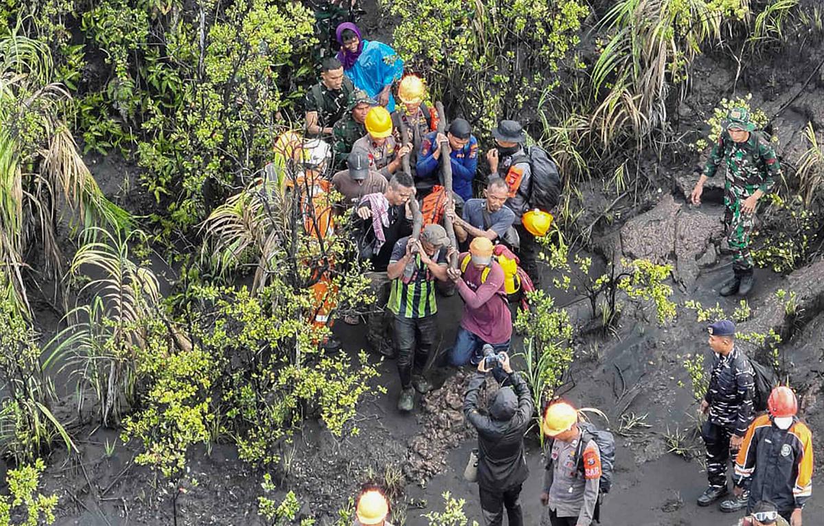 FOTO: Tim SAR Temukan Pendaki Korban Erupsi Gunung Dukono