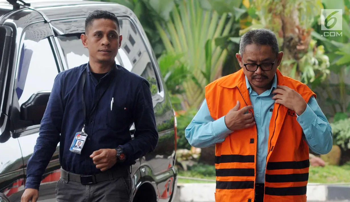 Anggota DPRD Kota Malang HM Zainuddin dikawal petugas bersiap menjalani pemeriksaan lanjutan di KPK, Jakarta, Senin (16/4). Zainuddin diperiksa sebagai tersangka dugaan suap pembahasan APBD-P Pemerintah Kota Malang Tahun 2015. (Merdeka.com/Dwi Narwoko)