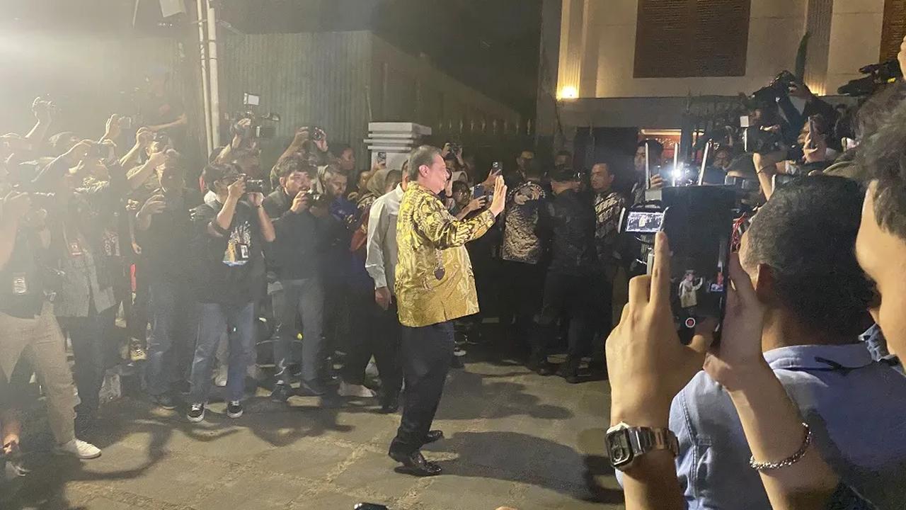 Selanjutnya, Ketua Umum PBB Yusril Ihza Mahendra Waketum PBB Dwianto Ananias dan Sekretaris Jenderal Partai Bulan Bintang Afriansyah Noor.<br>