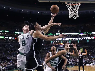 Aksi pemain Brooklyn Nets, Jeremy Lin (kedua dari kiri) memasukan bola saat dihadang pemain Boston Celtics, Jonas Jerebko (kiri) pada laga NBA preseason basketball game, Boston, Selasa (18/10/2016) WIB. Celtics menang atas Nets 120-99. (AP/Charles Krupa)