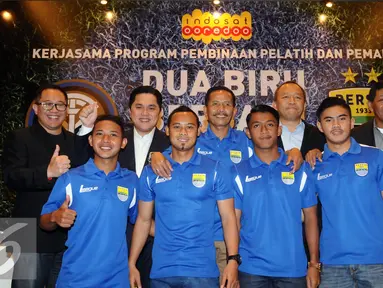 Pelatih Persib Bandung, Djadjang Nurdjaman (tengah) berpose bersama pemainnya jelang mengikuti program pembinaan di Italia, Jakarta, Rabu (13/1/2016). Program pembinaan akan berlangsung selama 6 hingga 12 bulan kedepan. (Liputan6.com/Helmi Fithriansyah)