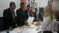 Salah satu pasangan calon saat mendaftar di KPU Kota Malang, Jawa Timur. (Liputan6.com/Zainul Arifin)