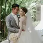 Dion Wiyoko dan Fiona Anthony resmi menikah, kedua mempelai pun tampak bahagia dalam balutan busana pengantin yang memukau. (Foto: Instagram/@wonghangtailor)