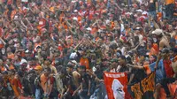The Jakmania saat laga Persija vs Persib di Stadion Manahan, Solo, Jumat (3/11/2017). (Bola.com/Ronald Seger Prabowo)
